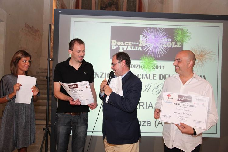 Andrea Soban premiato da Paolo Massobrio - a dx Antonio Raffaele (Foto Franco Muzzi/Cortemilia) Soban_di_Alessandria_e_Antonio_di_Lecce_-_menzione_speciale_della_Giuria
